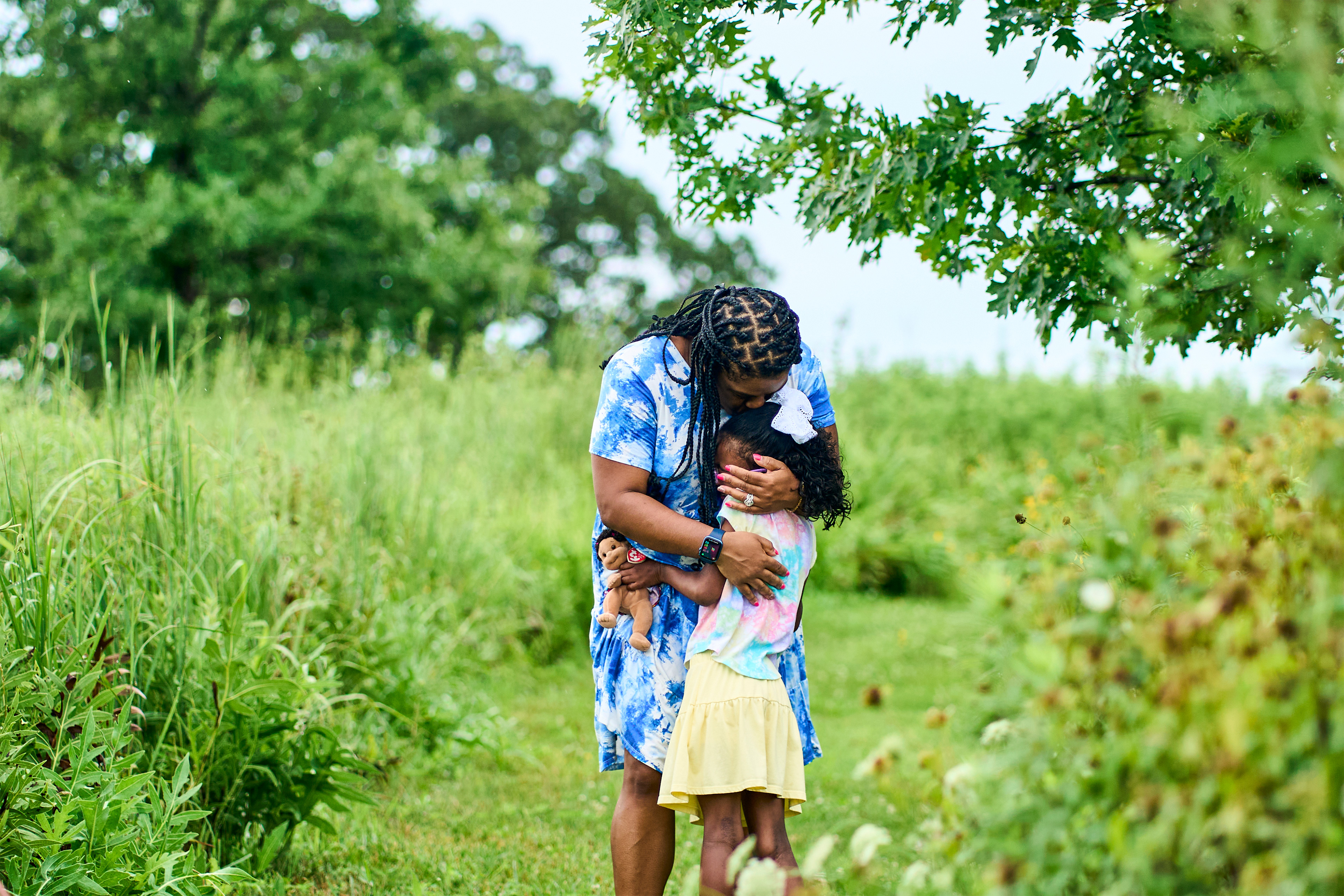 A photo of Keyanna Jones hugging her daughter outside.
